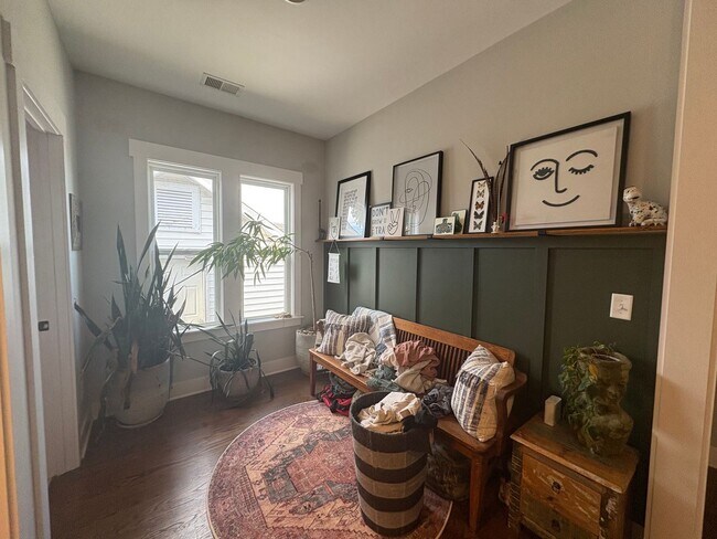 Building Photo - Beautiful and Spacious 3 Bedroom Home in E...
