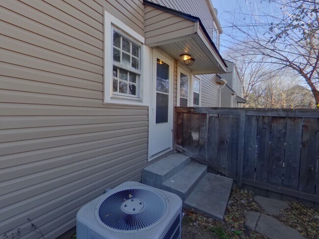 Building Photo - Updated 2BR Townhouse