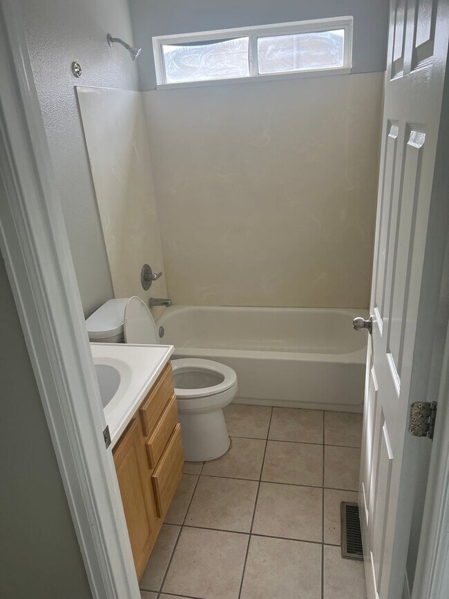 Building Photo - Great 3 Bedroom 2 Bath unit