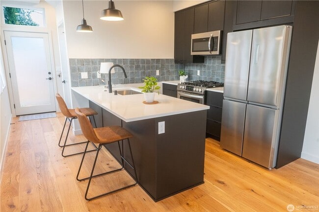 Building Photo - 2bd/1.75ba Seattle Townhome