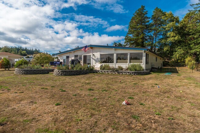 Building Photo - 3 Bedroom 2 Bath Home with a Wonderful View