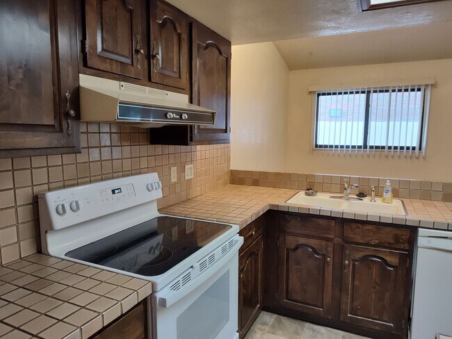 Building Photo - ALL PROSPECTIVE TENANTS MUST SUBMIT A ON L...