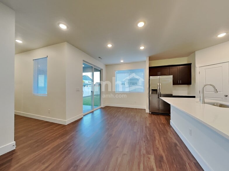 Building Photo - 1558 N Garnet Creek Ave