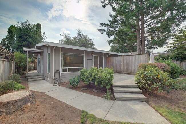 Primary Photo - 2Bd/1Ba Issaquah Duplex