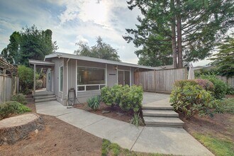 Building Photo - 2Bd/1Ba Issaquah Duplex