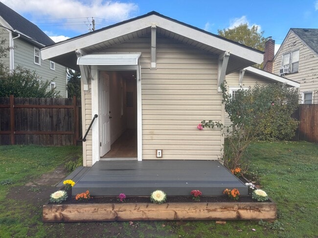 Building Photo - 2 Bedroom 1 Bath single family home