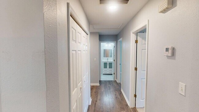 Building Photo - 910 Ave A