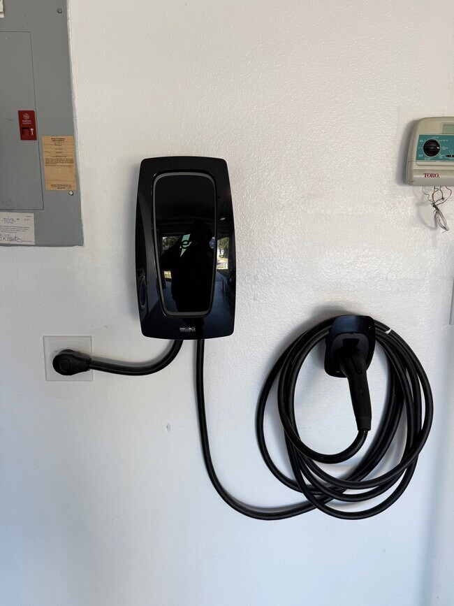 Building Photo - 8820 Tottenham Way