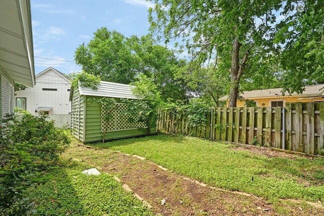Building Photo - 3103 S Oak Dr