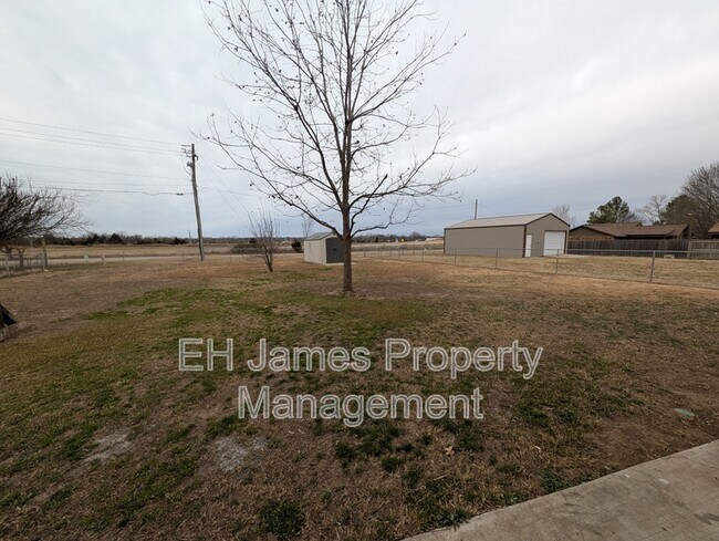 Building Photo - 316 S Ave E