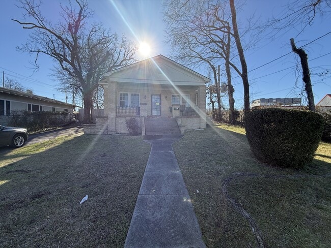 Building Photo - 834 Malvern Ave