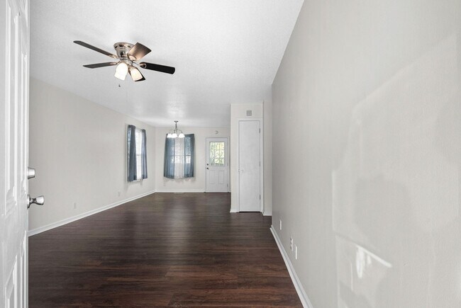 Building Photo - 3 Bedroom Pet Friendly Home For Rent!