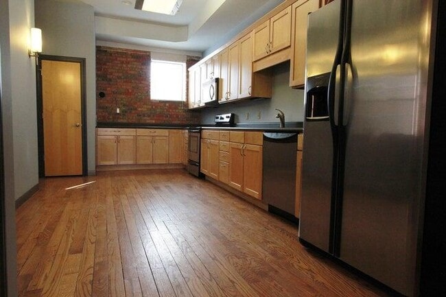 Primary Photo - 1106 E Broadway