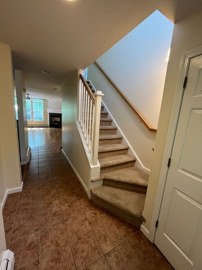Building Photo - Spacious  South Burlington Townhouse for Rent - Available 7/1