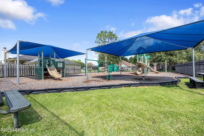 Building Photo - 12196 Lake Fern Dr