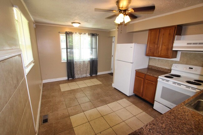 Building Photo - Charming 3 Bed 1 Bath Ranch