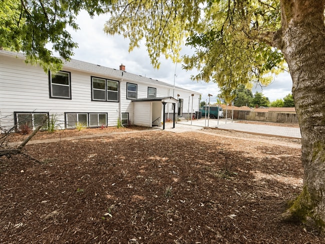 Building Photo - 4300 SE Mason Ln