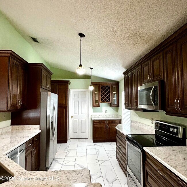 Building Photo - 3865 La Flor Dr
