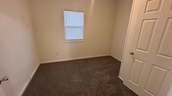 Building Photo - $825 - 2 bed 2 bath - Single Family Home