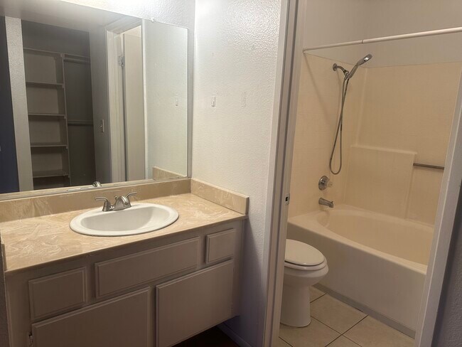 Building Photo - 5165 Walnut Ave