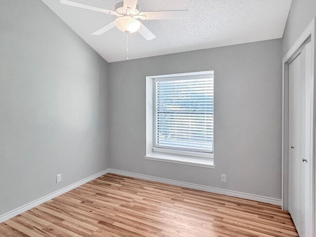 Building Photo - Updated Gem Near Thousand Oaks