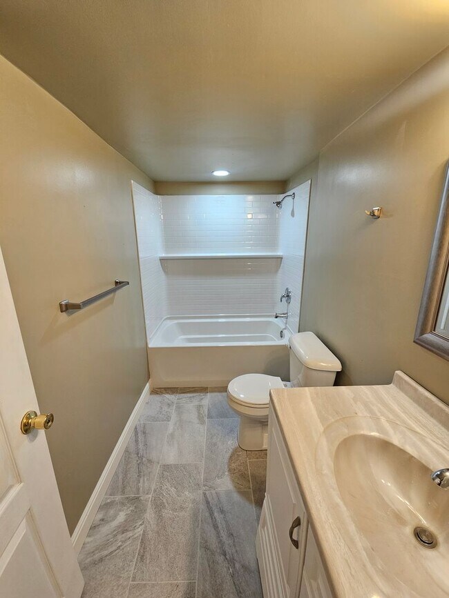 Building Photo - 5 BD 3 BA 2900 sq ft HOME IN DRAPER.