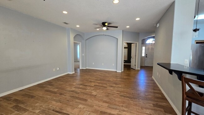 Building Photo - 3/2 w/ home office and 2 car garage