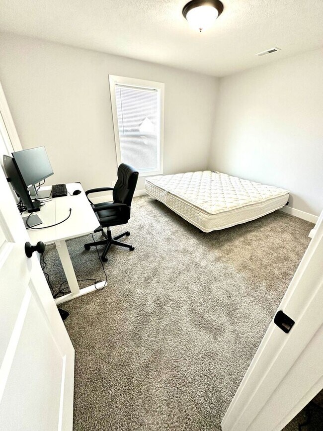 Building Photo - Spacious 5 Bed Home in Bloomington