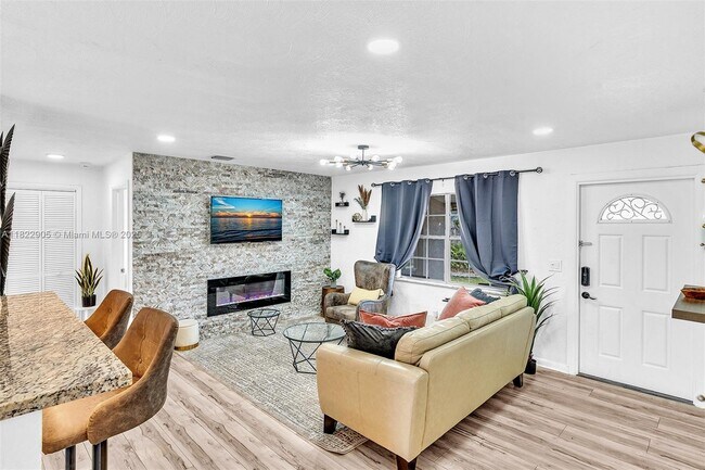 Building Photo - 4633 SW 28th Ave