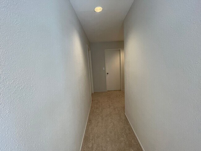 Building Photo - Beautiful 3 Bed 2.5 Bath Home with SOLAR i...