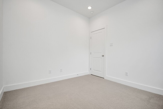 Building Photo - 420 Janisch Rd