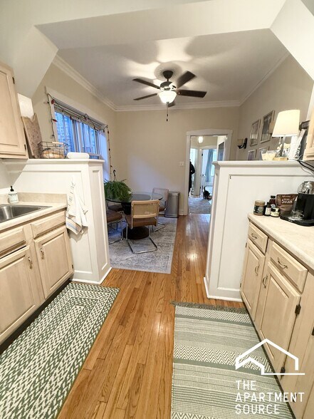 Building Photo - 822 W Wrightwood Ave