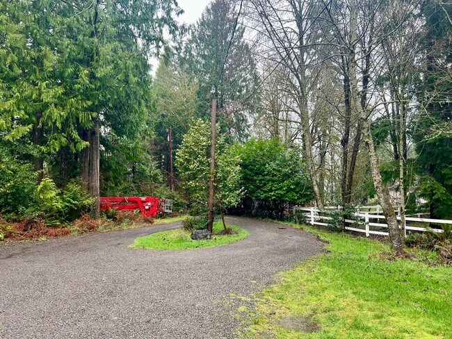 Building Photo - PENDING APPLICATION; Private Westside 3 BD+Den