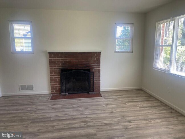 Building Photo - 2200 Greenwich St