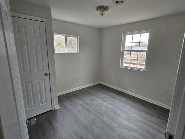 Building Photo - Charming Cottage with Lake View!