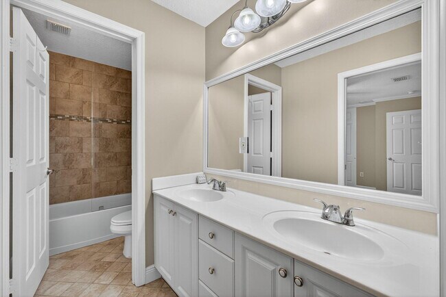 Building Photo - 8933 Alexandra Cir