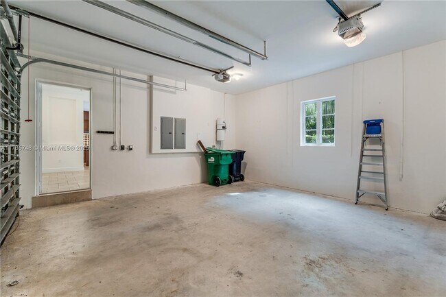 Building Photo - 10155 SW 75th Pl
