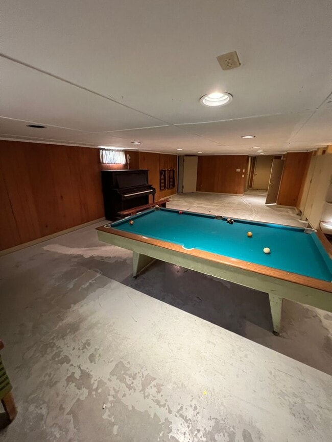 Building Photo - Spacious 3 Bedroom Home Available Septembe...