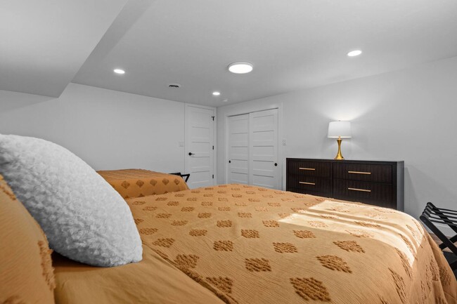 Building Photo - 1095 April Ln