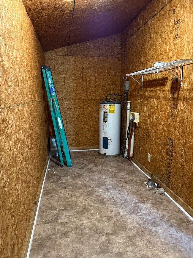 Building Photo - 3 Bed/ 1 Bath and move-in ready! www.PMCor...