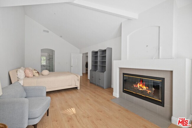 Building Photo - 622 Palisades Dr