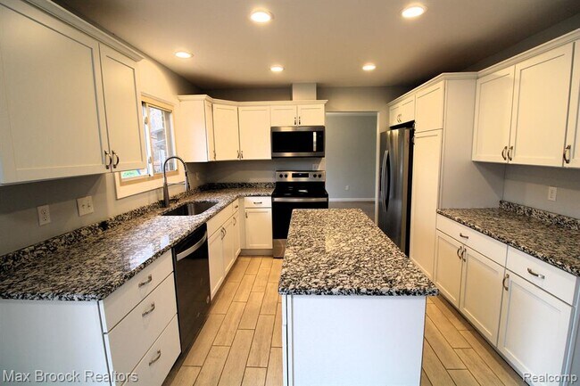 Building Photo - 6895 Indian Creek Dr