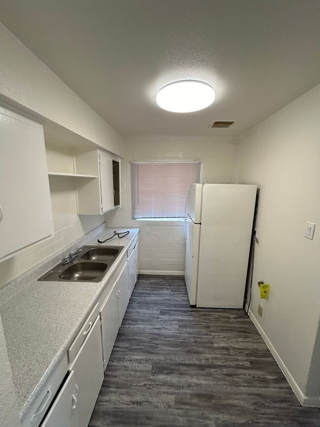 Building Photo - 2 bedroom with AC