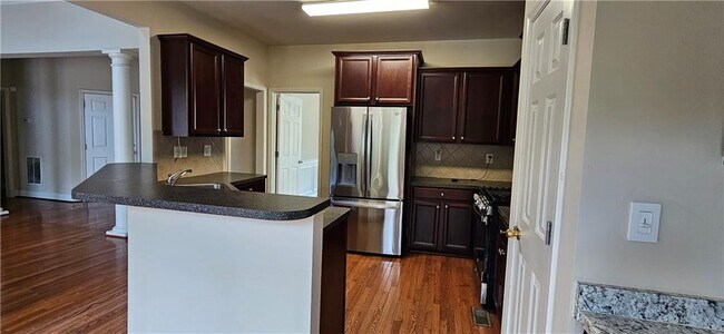 Building Photo - 647 Maple Grove Way