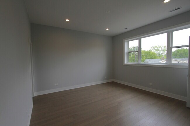 Building Photo - 4207 W Roscoe St