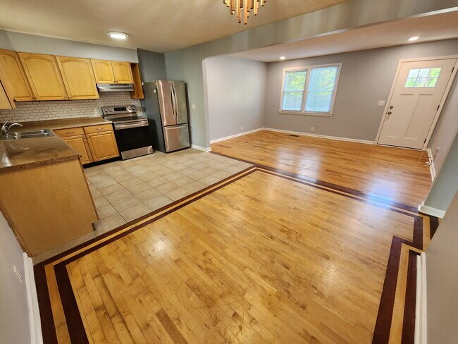 Building Photo - NEWLY REMODELED 3BR, 2BA Duplex Unit in He...
