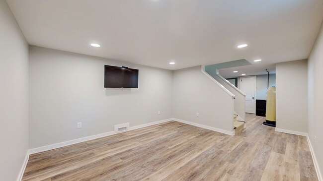 Building Photo - Updated Cape-Style Home Near Sherwood & Si...