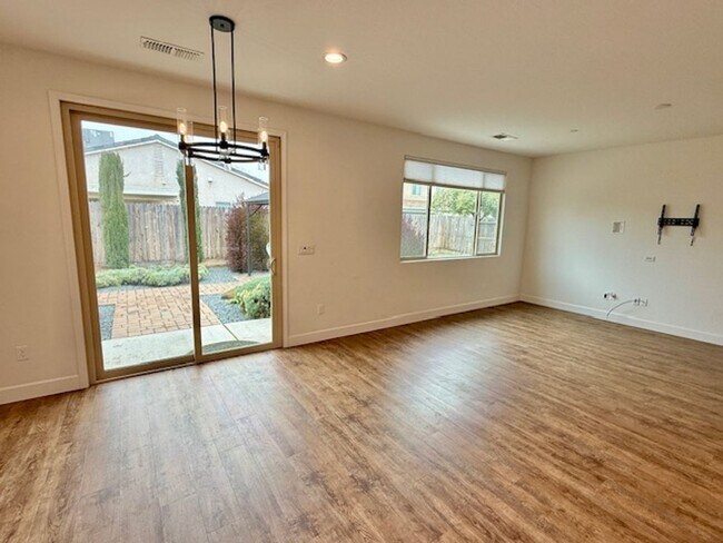 Building Photo - 3 Bedroom 2 Bathroom in NE Visalia!