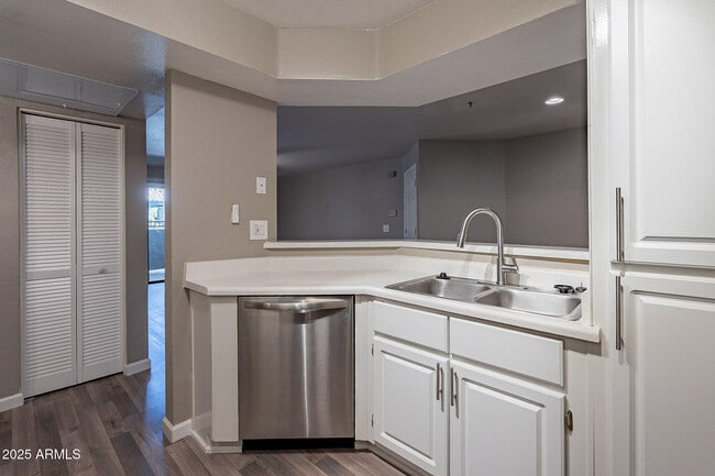 Building Photo - 2025 E Campbell Ave