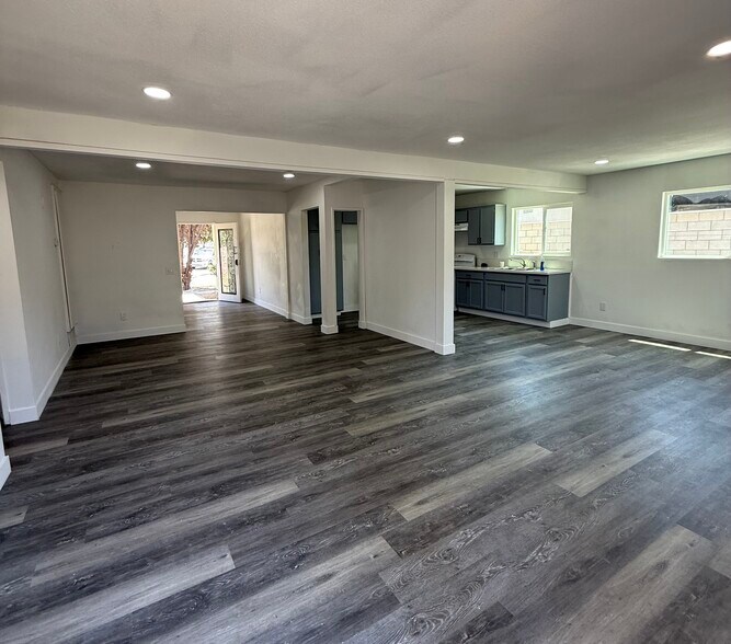 Building Photo - 5678 Surrey Ln